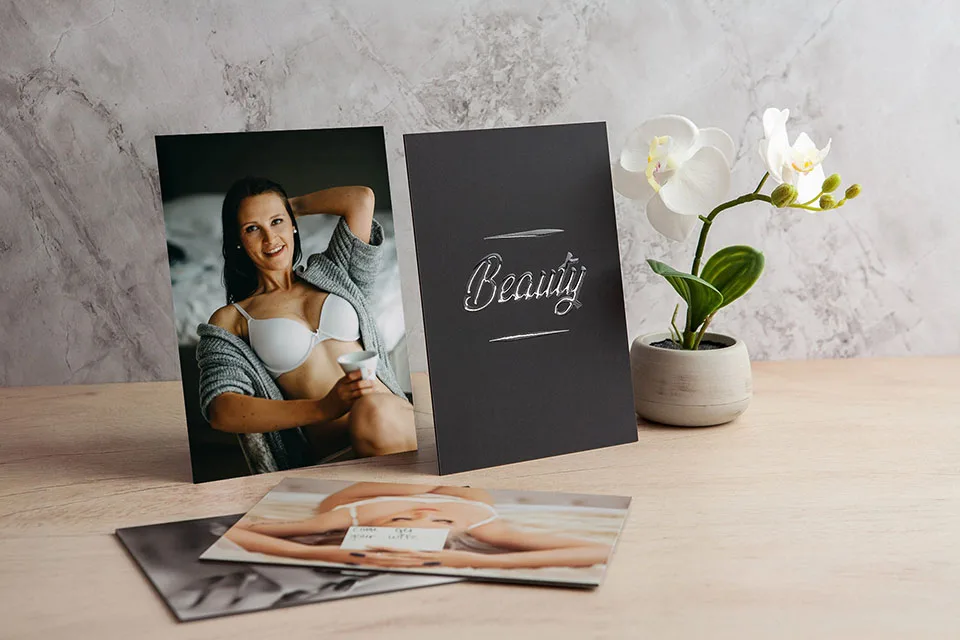 Boudoir Foto als Druck neben Orchide.
