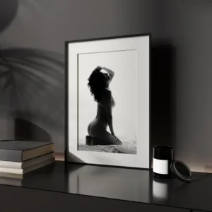 Mockup von Sideboard mit Boudoir in edlem Rahmen auf Sideboard.